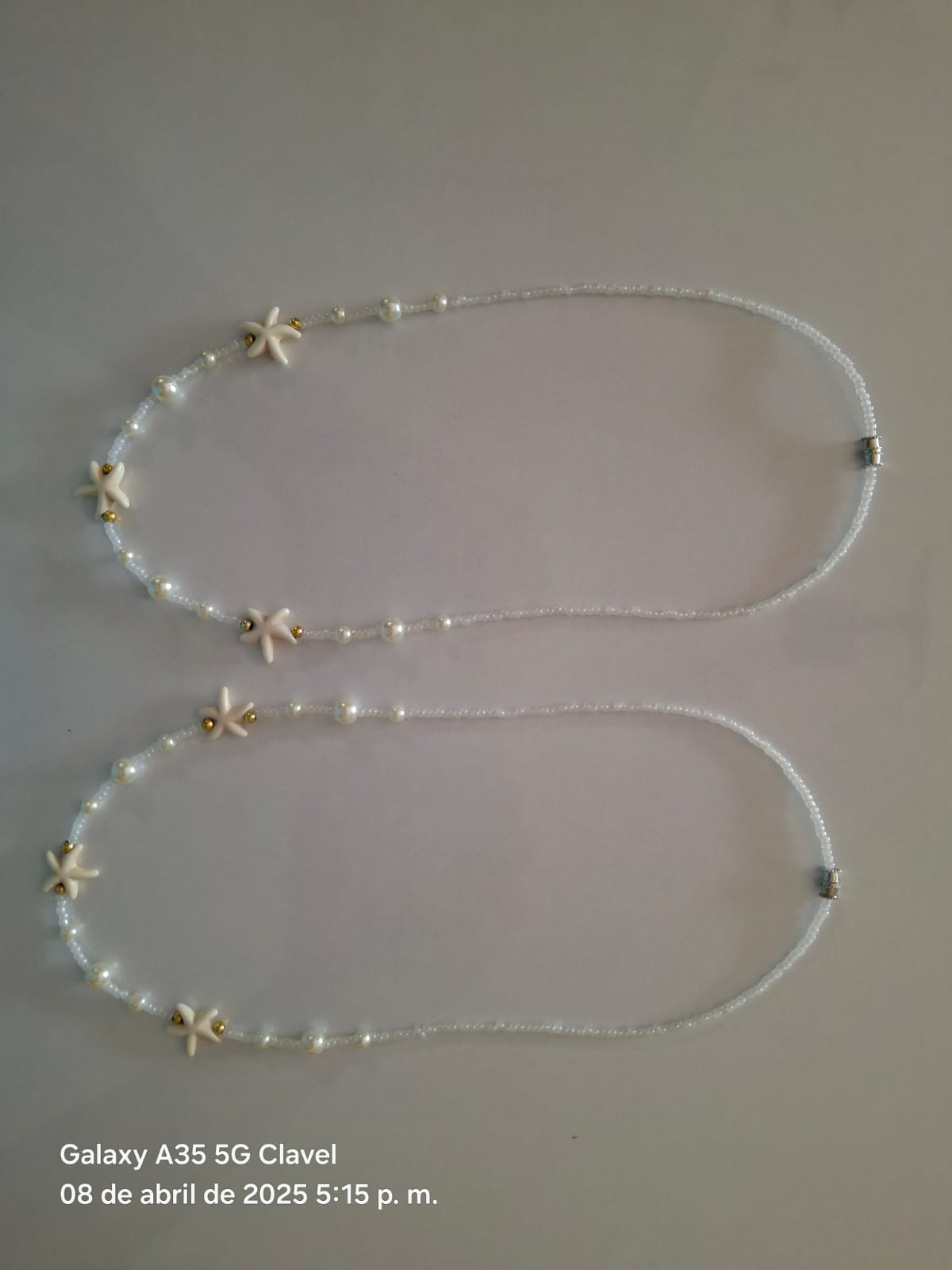 Collar blanco de estrellas y chaquira