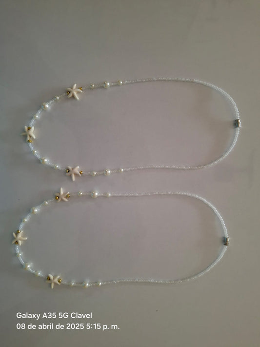 Collar blanco de estrellas y chaquira
